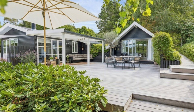 Cottage with unique outdoor surroundings in Ordrup