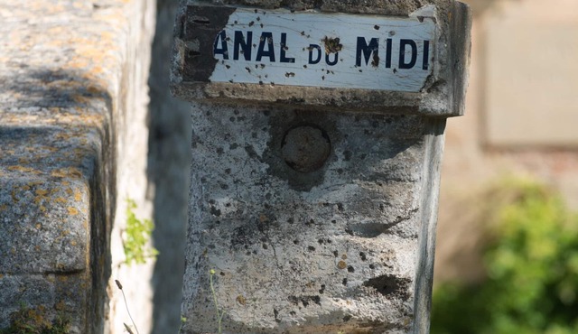 Cottage with view of the Canal du Midi in the heart.