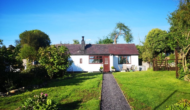 Cottage with Woodfired Hottub in heart of Clwydian Mountain Range- Pets Welcome