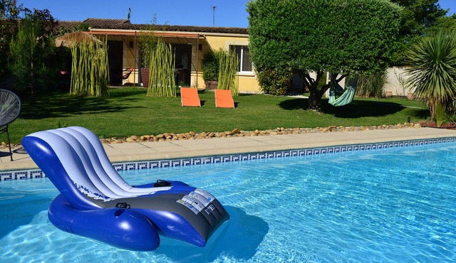 cottage ZEN 2 people in village near Nimes air conditioning swimming pool garden