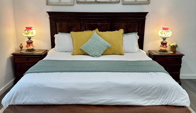 Cottagecore Retreat 800 Sq Ft Studio Pet Friendly King Bed