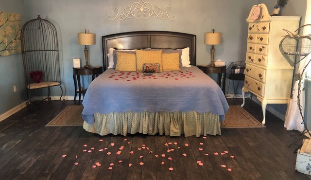 Cottages at Willow Pond Charming romantic hot tub wine jacuzzi breakfast massage