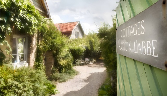 Cottages de la Croix l'Abbé, la Bergeronnette – Tranquil Duplex Retreat