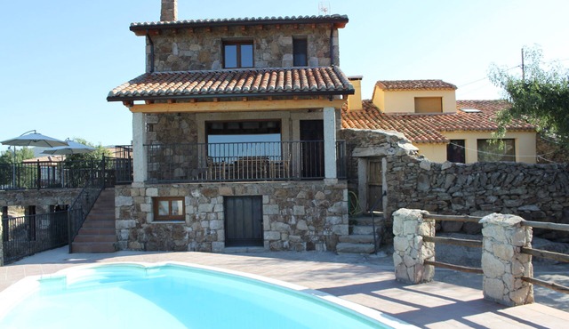 Cottages Lalo and Chelo, Gredos Avila 20 people ideal family/friends Swimming pool.