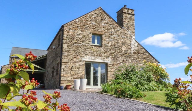 COTTAM COTTAGE FARM, family friendly, with open fire in Ribchester