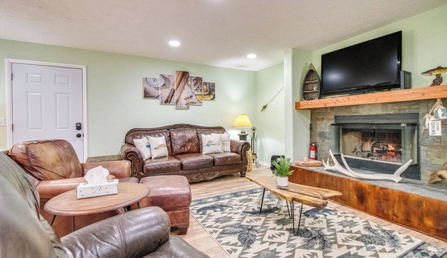 Cotter Home w/Deck ~ 1 Mi to Big Spring Park!