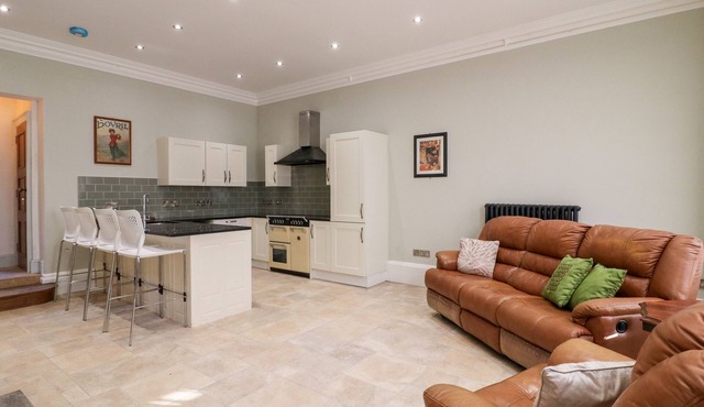 COTTON MILL COTTAGE, pet friendly, with hot tub in Cuckney