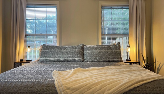Cottonport Cottage-stunning 3/2 in heart of West Monroe with all KING size beds!