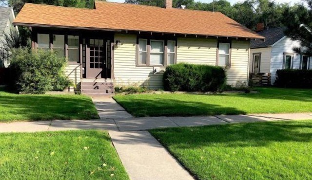 Cottonwood Cottage- Walk to historic Downtown Cody, private yard