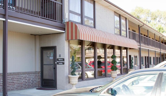 Cottonwood Inn & Suites