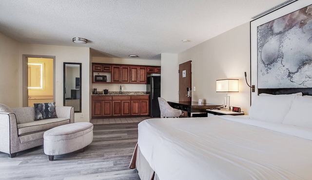 Cottonwood Suites Savannah Hotel & Conference Center