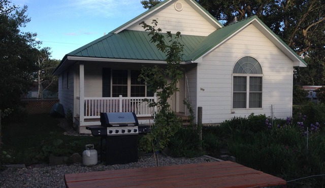 CottonwoodCottage- Upgraded, spacious house and yard with Mountain View