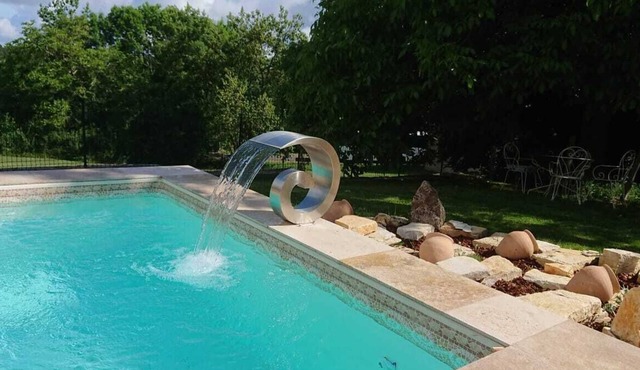 Coucou Cottage lovely stylish cottage with private garden and a pool