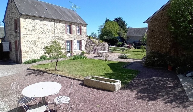 Country House with Private Terrace, Garden and Wi-Fi in Sainte-Scolasse-sur-Sarthe