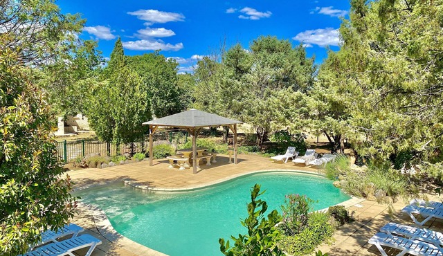 Country house with pool and jacuzzi. Free WIFI.