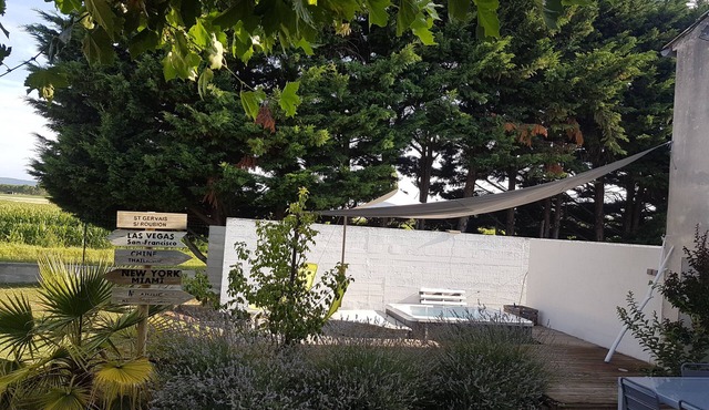 Country house with jaccusy in Drôme provençale