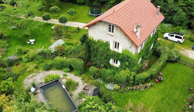 Country house with natural pool and river