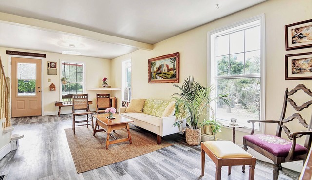 Country 5 Bed 1.5 Bath - charming cottage w/gym,1HR to Ottawa & Montreal