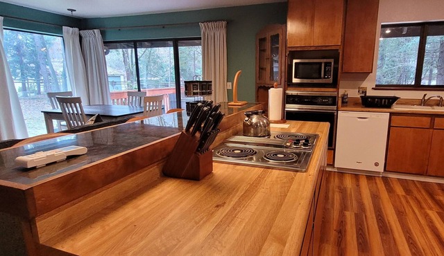 Country Acres Retreat/ Minutes away from golf, Rogue River, historic G street