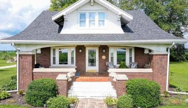 Country and Chiq 3 bedroom home with acre property! And