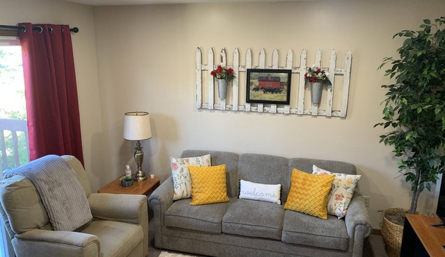 Country apartment less than a hour to Cleveland, Akron, Mohican & Amish Country!