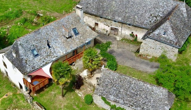 Country bed and breakfast farmhouse in the heart of Aveyron in Le Goul valley.