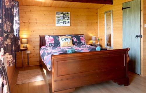 Country Bumpkin - Romantic Couples stay in Oakhill Cabin