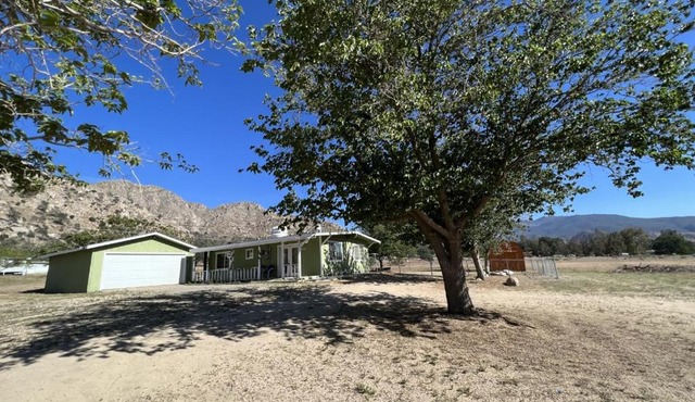Country Bungalow with Jacuzzi on over 2 Acres