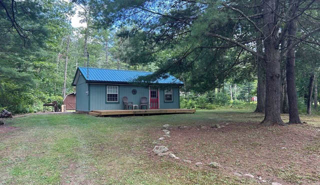 Country cabin for two near Pine Creek within minutes to area attractions!
