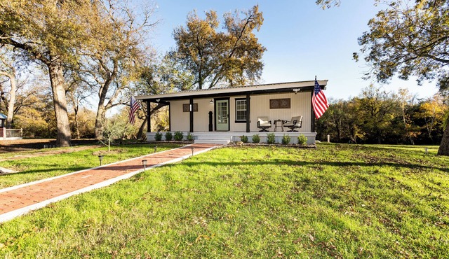 Country Cabin on the Creek in Belton with WiFi, AC