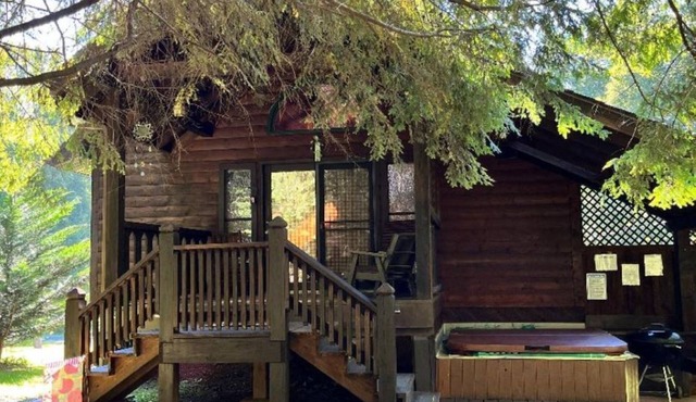 Country Cabin within minutes of the New River Gorge National Park & Preserve.