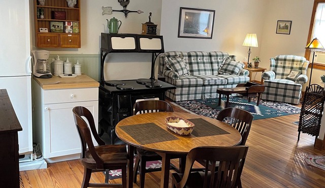 Country Charm🌿 A very comfortable 2nd floor, 2-bedroom apartment in Bainbridge