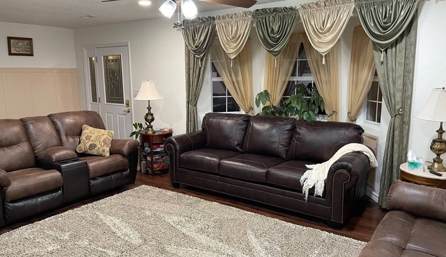 Country Charm! Billiards and Ping Pong Table & Sunroom, Spacious & Sleeps 14!