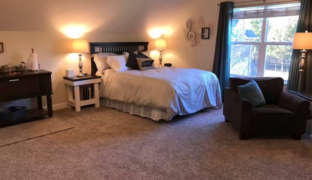 Country Charm, City Access, Private Entrance Suite!