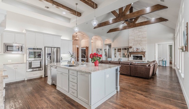 Country charm & close to it all! Sleeps 16+! Sky high ceilings & exposed beams!