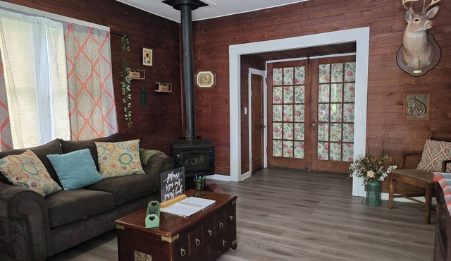 Country Charm Cottage - 2br Wifi close to interstate!