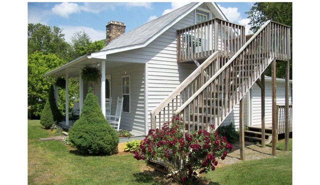 country charm cottage in a quiet neighborhood. easy access.