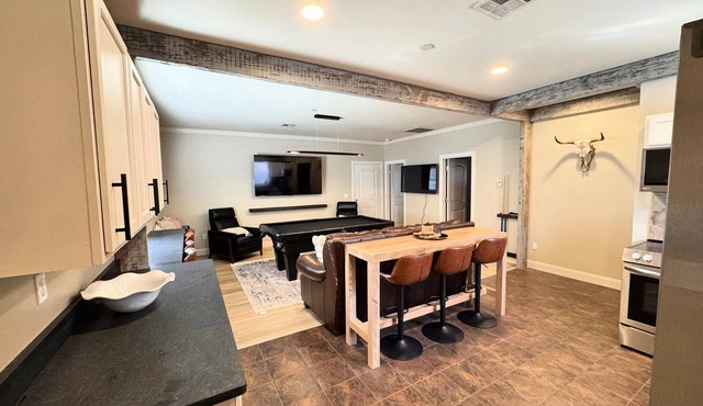 "Country Charm & Game Room Fun, Pool Table, Screens, & Xbox, Close to Stilly!"