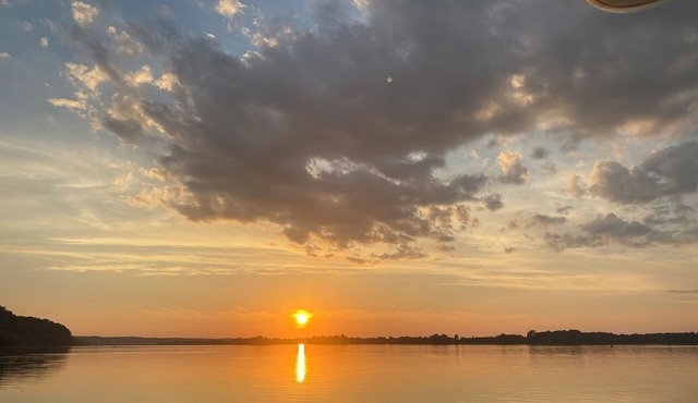Country charm less than 1 mile to beautiful Kentucky Lake/Tennessee River!
