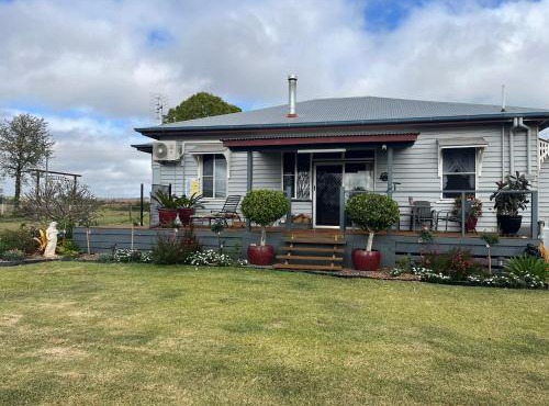 Country charm on acreage