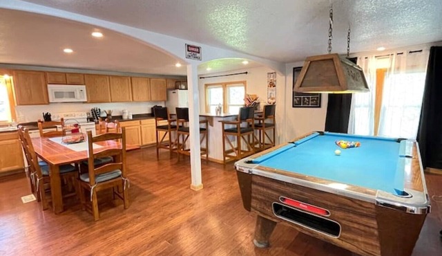 Country Charmer on the Farm! Pool Table, BIG flat screens