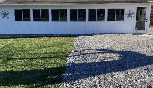 Country Charmer near lake new hot tub handicap accessible Extended stay