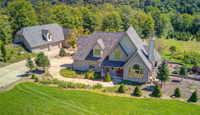 Country Chateau’ with Hot Tub & Incredible Views on 15 Acres