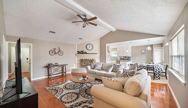 Country-Chic Inspired Home - Mins from Everything!