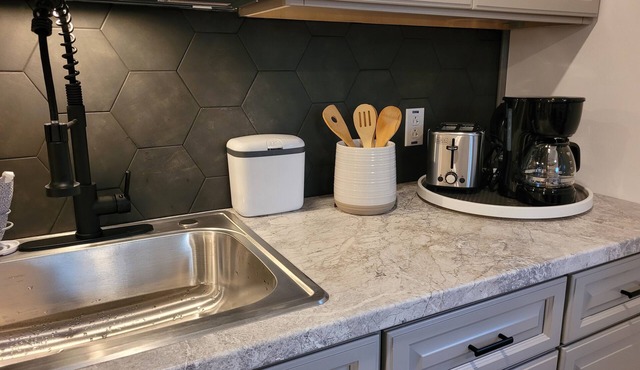 Country Chic Studio, pet friendly, Free laundry & housekeeping, midterm rental!