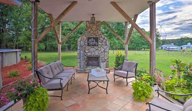 Country-Chic Studio w/Pool + Stable Access!