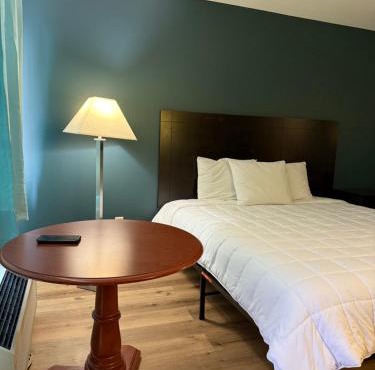 Country Club Inn & Suites