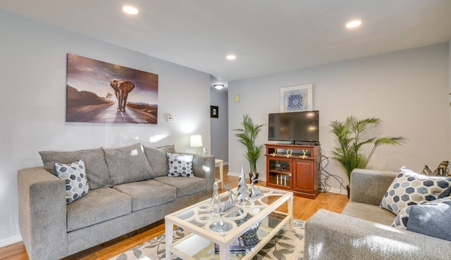 Country Club Hills Home: Walk to Rec Center!