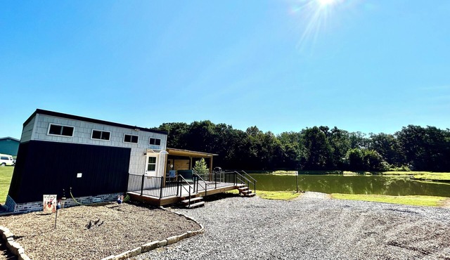 Country Container Tiny House. Experience peace by the water & native wildlife!