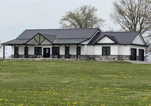 Country Cornerstone Retreat Upstairs Apartment with Hot Tub, Jetted Tub, Sauna, Massage Chair,